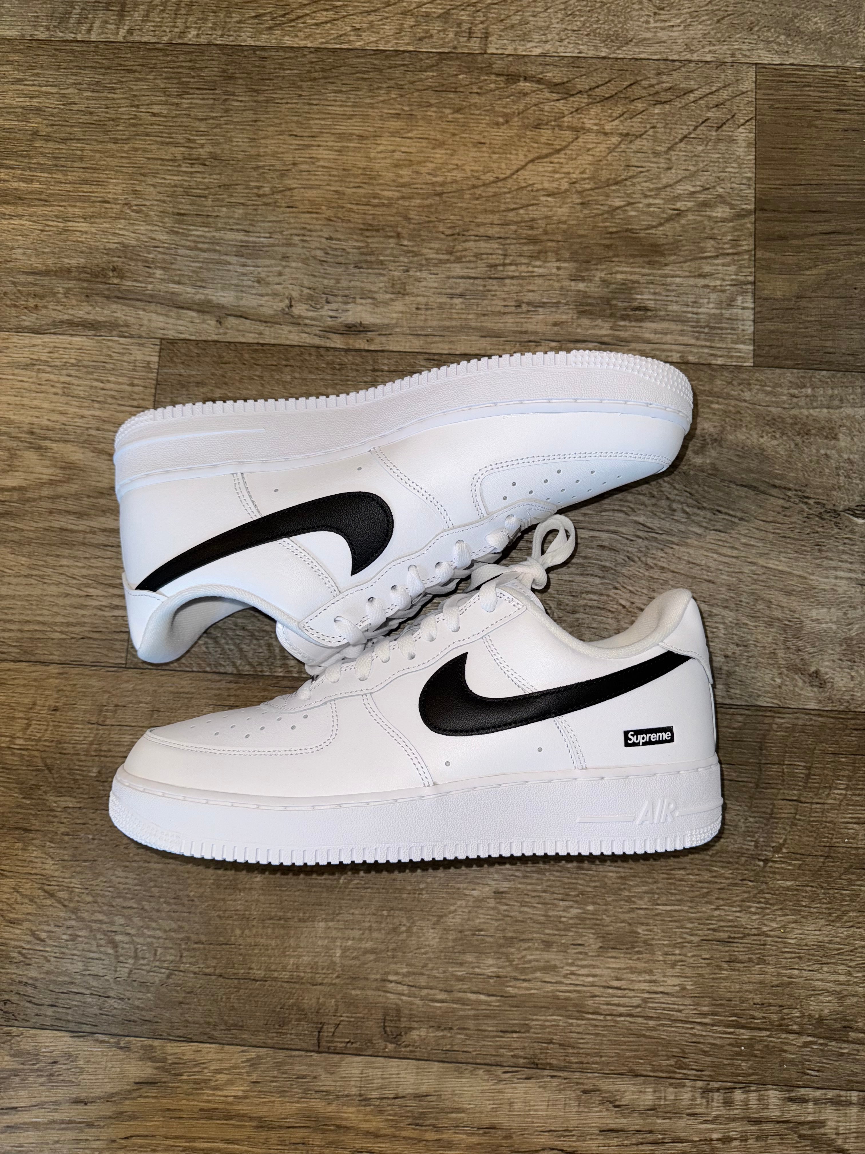 NIKE SUPREME AIR FORCE ONES